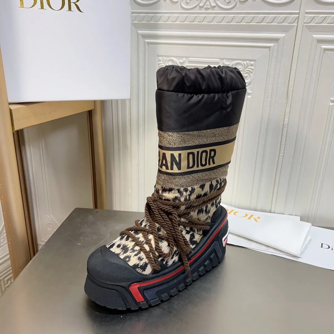 Men's shoes p600! The highest version on the market, Dior Dior's king style snow boots, ski boots, fat and cute, so cute →_→ from the DiorAlps limited series, unique. Shiny nylon Oblique print upper with criss-cross straps for an ideal fit. The technical fabric of the boot shaft, short-cut version, can be worn in the city or in the mountains. It makes the calf slimmer and taller, warm and concave. The boot shaft and sole are made of original waterproof padded lining. The embroidered fabric is original star ⭐ rubber non-slip thick sole and multi-module combination outsole. The size is 35-40. 41Customized